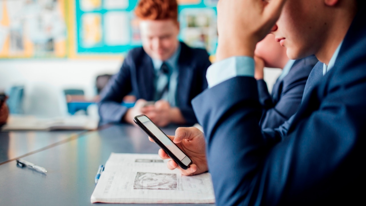 Smartphones should be banned from classrooms: Credlin