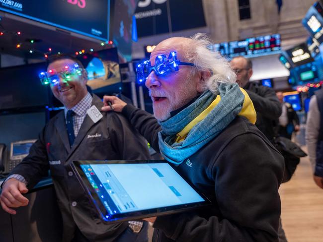 NEW YORK, NEW YORK - DECEMBER 29: Traders work on the floor of the New York Stock Exchange (NYSE) on the last day of trading for the year on December 29, 2023 in New York City. The Dow was up slightly in morning trading in what has been a strong year for the stock market despite many economists predictions that the American economy would experience a recession.   Spencer Platt/Getty Images/AFP (Photo by SPENCER PLATT / GETTY IMAGES NORTH AMERICA / Getty Images via AFP)