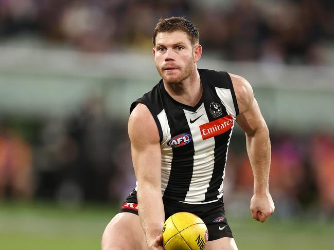 MELBOURNE. 26/06/2022..   AFL Round 15 .  Collingwood vs GWS Giants at the MCG.  Taylor Adams of the Magpies clears by hand during the 3rd qtr.   . Photo by Michael Klein