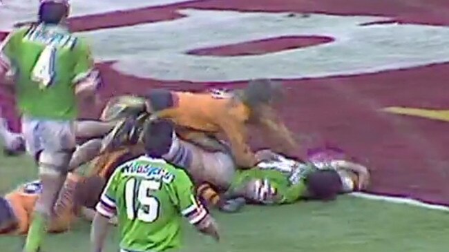 Jackson crosses for <i>that </i>try in the 1989 Grand Final.