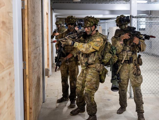 Australian Army soldiers from Battle Group Heeler conduct a clearance of the Urban Operational Training Facility at Shoalwater Bay Training Area during Exercise Diamond Run 2024. *** Local Caption *** Australian Army personnel from Brisbaneâs 7th Brigade and other supporting elements from throughout Army, the Royal Australian Air Force, Royal Australian Navy and New Zealand Defence Force, conducted Exercise Diamond Run from 10-20 August, 2024 at Shoalwater Bay Training Area.  The exercise tested the Brigadeâs ability to rapidly deploy, defeat a well-equipped enemy and survive and fight through simulated attacks from chemical weapons. The New Zealand Army sent infantry, logistics and catering personnel. The collaboration was an important step for Plan Anzac that is about ensuring better integration between the Australian and New Zealand armies.