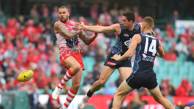 Blues defenders Jacob Weitering and Liam Jones tangle with Lance Franklin.