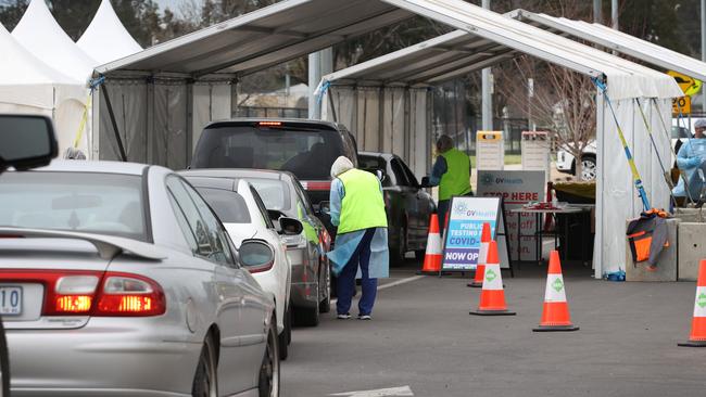 A pop-up testing site at Shepparton Sport Precinct is full to capacity within 25 mins. Picture: David Caird