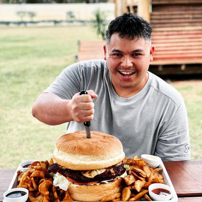 Kristian Finn at Nindigully Pub with The Roadtrain $100 Burger .it’s a whole 5.5kg’s at the famous Nindigully Pub