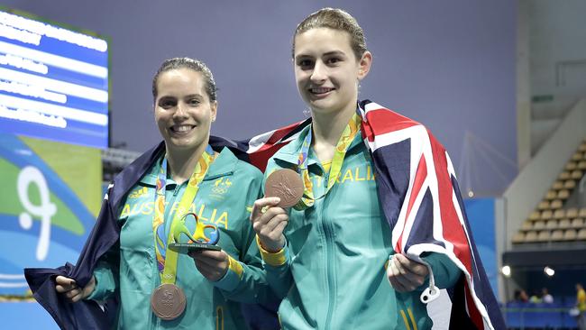 Bronze medallists from Australia, Maddison Keeney and Anabelle Smith, pose with their medals after the women's synchronised 3-meter springboard diving final in the Maria Lenk Aquatic Center at the 2016 Summer Olympics in Rio de Janeiro, Brazil, Sunday, Aug. 7, 2016. (AP Photo/Wong Maye-E)