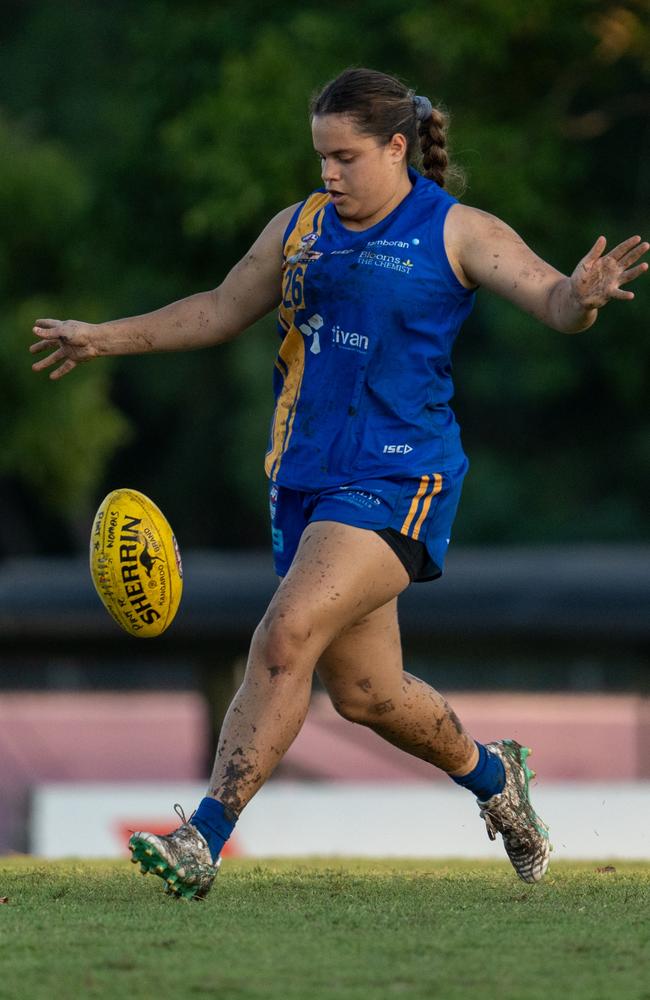 Jessica Lloyd playing for Wanderers in the 2024-25 NTFL season. Picture: Tymunna Clements / AFLNT Media