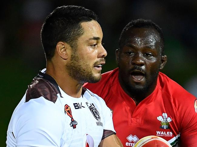 TOWNSVILLE, AUSTRALIA - NOVEMBER 05:  Jarryd Hayne of Fiji passes the ball during the 2017 Rugby League World Cup match between Fiji and Wales at 1300SMILES Stadium on November 5, 2017 in Townsville, Australia.  (Photo by Ian Hitchcock/Getty Images)