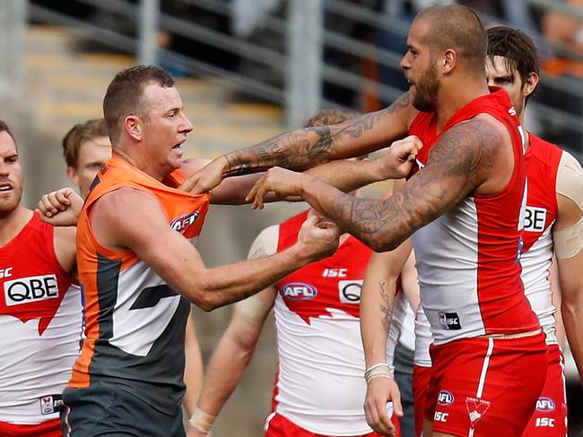 SYDNEY, AUSTRALIA – SEPTEMBER 10: Lance Franklin of the Swans and Steve Johnson of the Giants clash at the quarter time break during the 2016 AFL First Qualifying Final match between the Sydney Swans and the GWS Giants at ANZ Stadium on September 10, 2016 in Sydney, Australia. (Photo by Michael Willson/AFL Media/Getty Images)