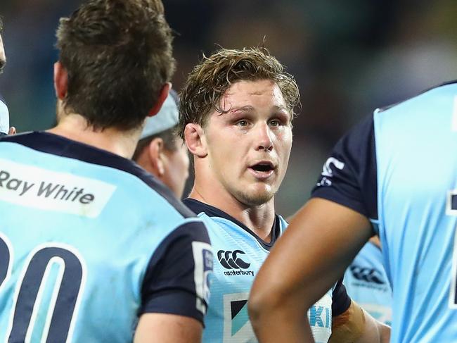 SYDNEY, AUSTRALIA - JULY 09: Waratahs captain Michael Hooper talks to team mates during the round 16 Super Rugby match between the Waratahs and the Hurricanes at Allianz Stadium on July 9, 2016 in Sydney, Australia. (Photo by Cameron Spencer/Getty Images)