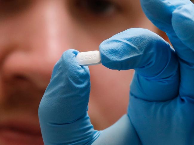 (FILES) In this file photo taken on May 20, 2020 a pharmacy tech holds a pill of Hydroxychloroquine at Rock Canyon Pharmacy in Provo, Utah. - The World Health Organization announced on June 3, 2020 that clinical trials of the drug hydroxychloroquine will resume as it searches for potential coronavirus treatments. On May 25, the WHO announced it had temporarily suspended the trials to conduct a safety review, which has now concluded there is "no reason" to change the way the trials are conducted. The UN health agency's decision came after a study published in The Lancet medical journal suggesting the drug could increase the risk of death among COVID-19 patients. (Photo by GEORGE FREY / AFP)