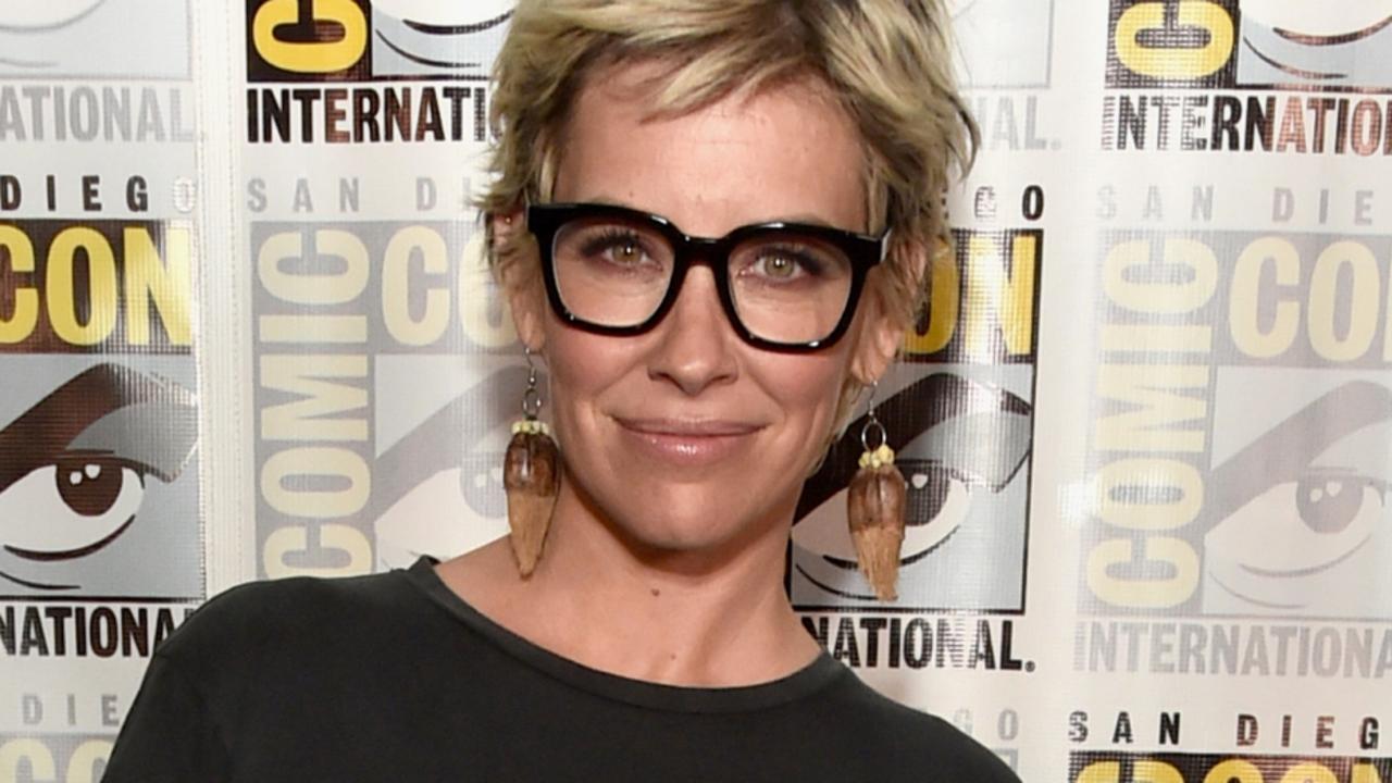 Gwiazda Ant-Mana Evangeline Lilly kołysze blond włosy i okulary na Comic-Con