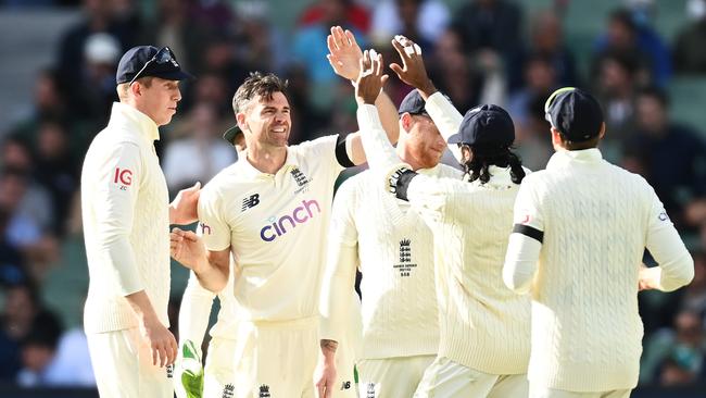 MELBOURNE, AUSTRALIA – DECEMBER 26: James Anderson (2L) of England celebrates with teammates after dismissing David Warner of Australia during day one of the Third Test match in the Ashes series between Australia and England at Melbourne Cricket Ground on December 26, 2021 in Melbourne, Australia. (Photo by Quinn Rooney/Getty Images)