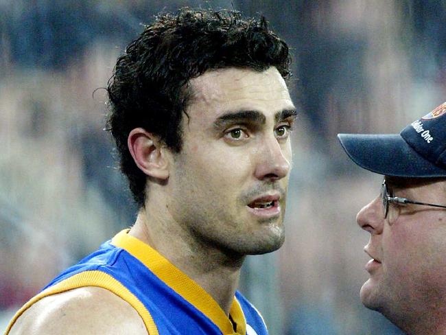 D/IFootballer Nigel Lappin and doctor checking his ribs. injuryAFL football - Sydney vs Brisbane Lions match at Telstra Stadium 20 Sep 2003. /Football/AFL