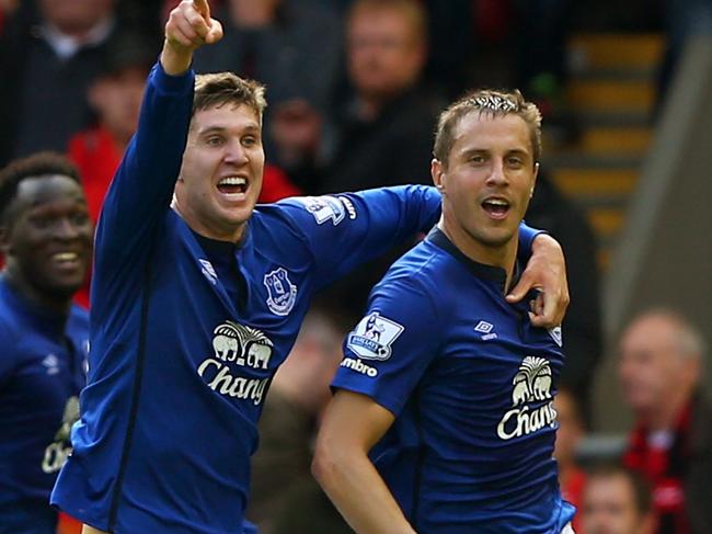 LIVERPOOL, ENGLAND - SEPTEMBER 27: Phil Jagielka (R) of Everton celebrates with teammates after scoring a late goal to level the scores at 1-1 during the Barclays Premier League match between Liverpool and Everton at Anfield on September 27, 2014 in Liverpool, England. (Photo by Alex Livesey/Getty Images)