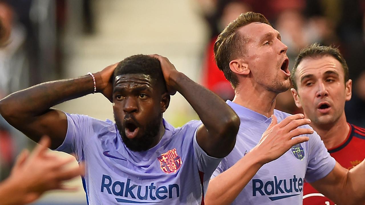 Barcelona's French defender Samuel Umtiti (L) and Dutch forward Luuk de Jong (R) react during the clash with CA Osasuna.