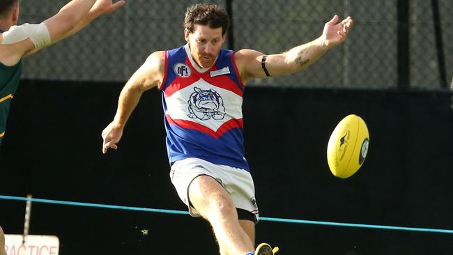 Shane Harvey in action for North Heidelberg.