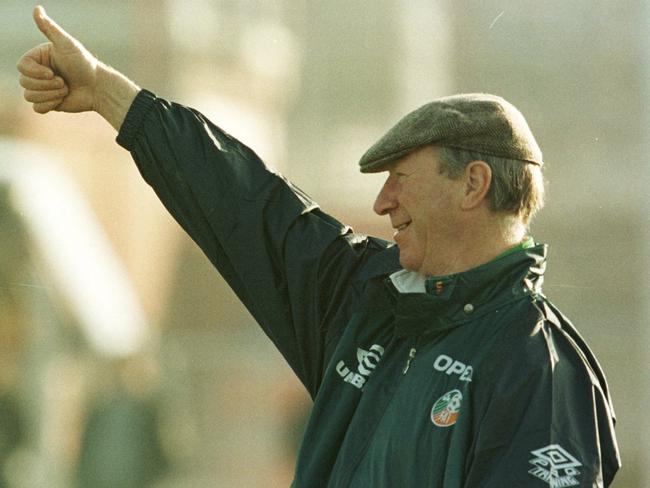 10 DEC 1995:   MANAGER, JACK CHARLTON WATCHING THE REPUBLIC OF IRELAND TEAM TRAINING NEAR CHESTER BEFORE THE EUROPEAND CHAMPIONSHIPS DECIDER ON WEDNESDAY AGAINST HOLLAND.. Mandatory Credit: Ross Kinnaird/ALLSPORT FILE PHOTO