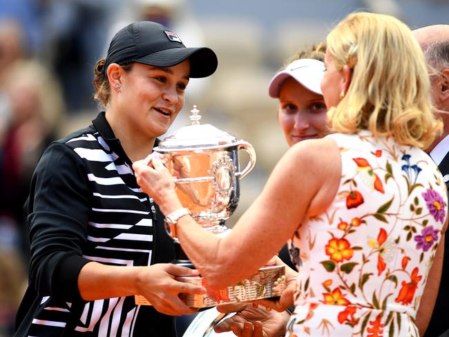 Chris Evert, with Ash Barty at Roland Garros, called the Australian “a champion in the best traditions”. Picture: Getty Images