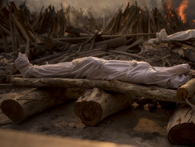 The body of a patient who died of COVID-19 is kept on a funeral pyre before last rites are performed. Picture: Getty Images