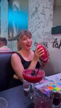 Taylor Swift look-alike tricks people at a restaurant