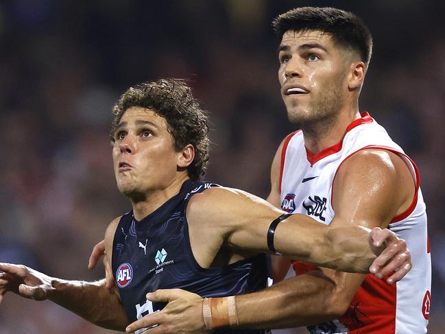 Carlton's Charlie Curnow and Sydney's Lewis Melican during the Sir Doug Nicholls Round match between the Sydney Swans and Carlton Blues at the SCG on May 17, 2024. Photo by Phil Hillyard(Image Supplied for Editorial Use only - **NO ON SALES** - Â©Phil Hillyard )