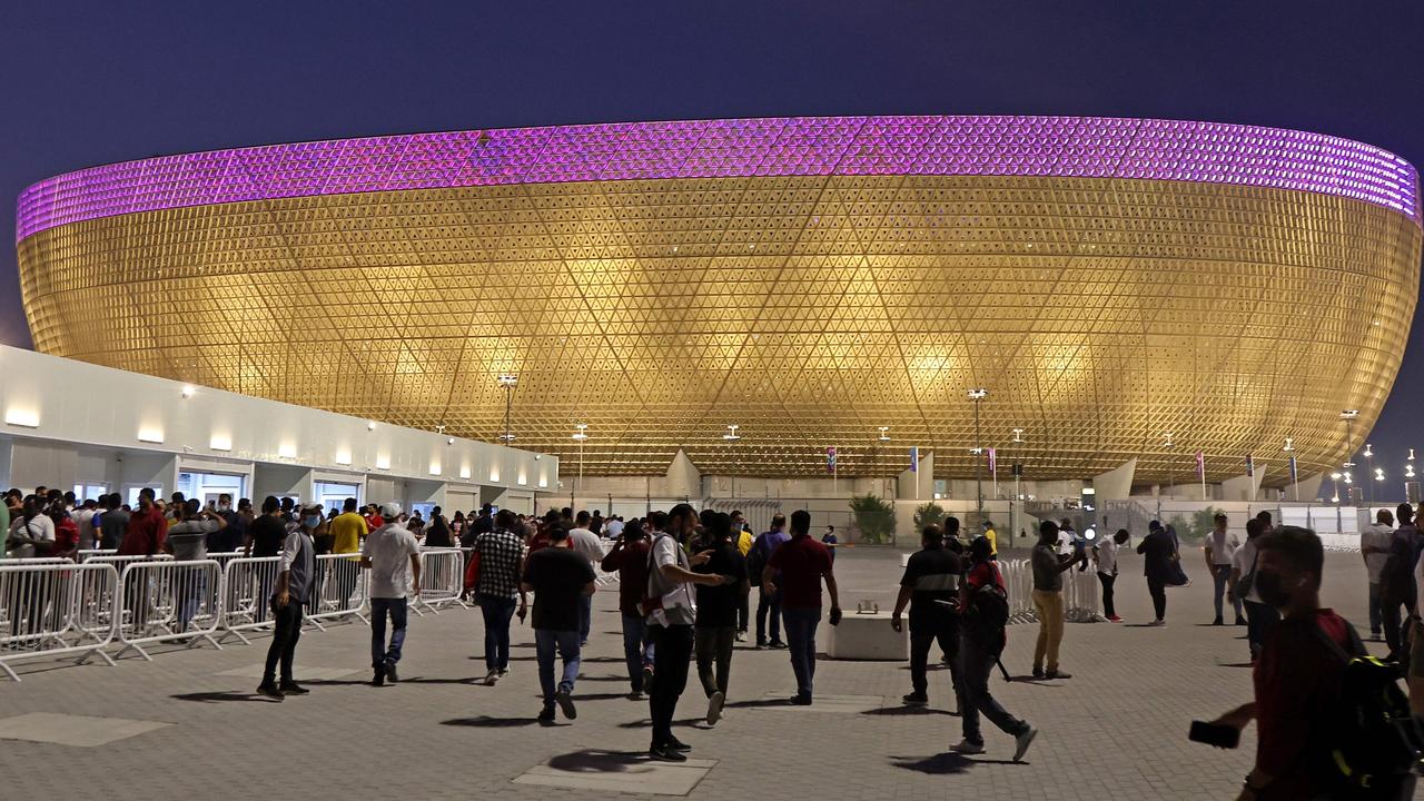 Dalam file foto yang diambil pada 2 September 2022 ini, orang-orang tiba di Stadion Lusail di pinggiran ibu kota Qatar, Doha.