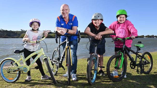 Stuart O'Grady with Tailem Bend Primary School kids Chloe, Stuart and Tylar Fixand Sophia Goodridge. Picture: Keryn Stevens