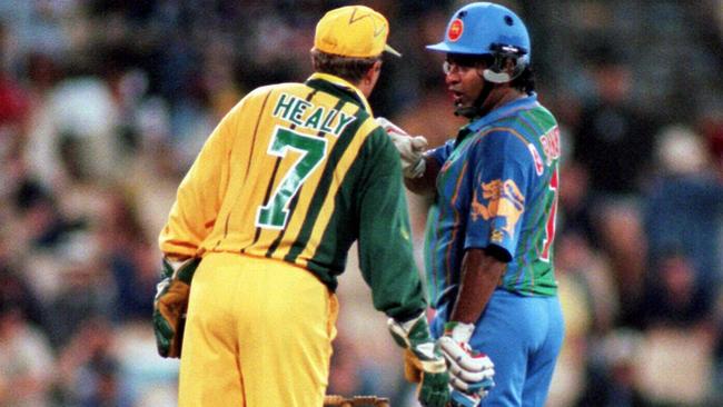 Sri Lankan captain Arjuna Ranatunga and Ian Healy exchange pleasantries. 