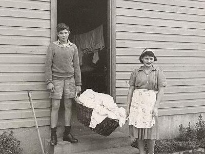 Children doing laundry at Fairbridge Farm.