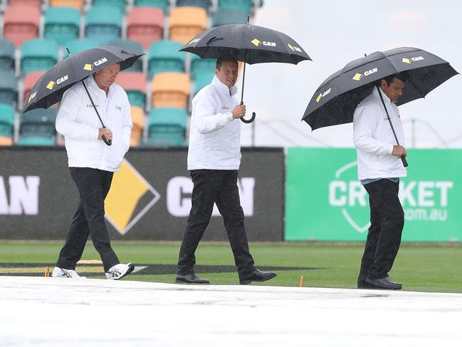 HOBART, AUSTRALIA - NOVEMBER 13: Umpires, Mick Martell, Richard Kettleborough and Aleem Dar inspect the pitch as rain delays play on day two of the Second Test match between Australia and South Africa at Blundstone Arena on November 13, 2016 in Hobart, Australia. (Photo by Robert Cianflone/Getty Images)