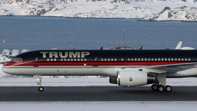 TOPSHOT - An aircraft alledgedly carrying US businessman Donald Trump Jr. arrives in Nuuk, Greenland on January 7, 2025. Donald Trump Jr made a private visit to Greenland, a Danish autonomous territory coveted by Trump Sr and which hopes to one day be independent but remains dependent on Copenhagen for now. (Photo by Emil Stach / Ritzau Scanpix / AFP) / Denmark OUT