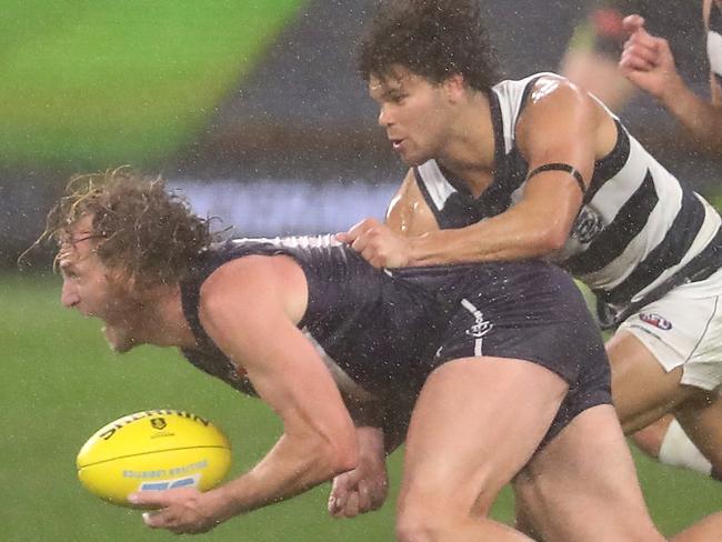 PERTH, AUSTRALIA - JULY 27: David Mundy of the Dockers handballs during the round 8 AFL match between the Fremantle Dockers and the Geelong Cats at Optus Stadium on July 27, 2020 in Perth, Australia. (Photo by Paul Kane/Getty Images)