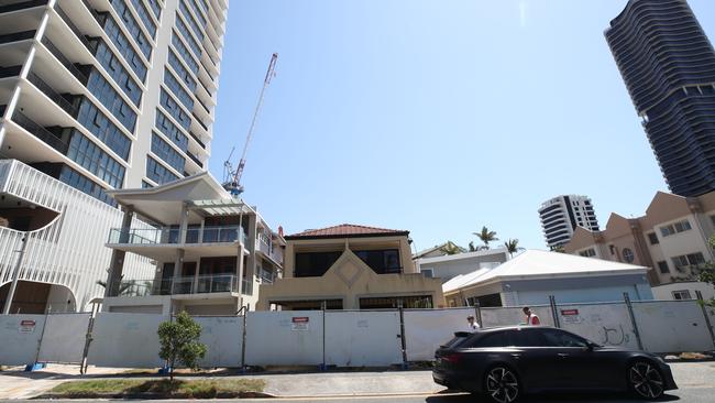 The buildings east of the Bela tower on Peerless Ave which will be demolished and cleared to make way for the new Peerless tower at Mermaid Beach. Picture Glenn Hampson