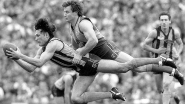 Tony Hall marks under pressure from John Worsfold in the 1991 Grand Final.