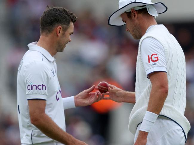 England's James Anderson (L) and England's Stuart Broad (R) examine the ball on day five of the fifth Ashes cricket Test match between England and Australia at The Oval cricket ground in London on July 31, 2023. (Photo by Adrian DENNIS / AFP) / RESTRICTED TO EDITORIAL USE. NO ASSOCIATION WITH DIRECT COMPETITOR OF SPONSOR, PARTNER, OR SUPPLIER OF THE ECB