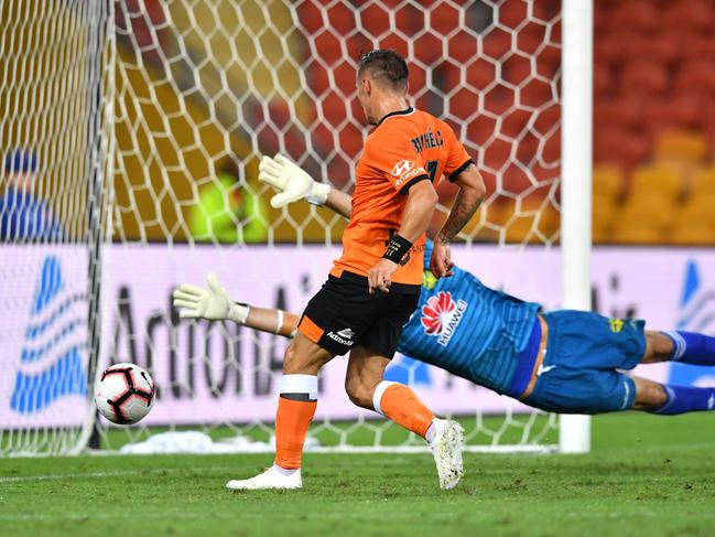 Eric Bautheac (left) of the Roar scores a goal during the Round 25 A-League match between the Brisbane Roar and Wellington Phoenix at Suncorp Stadium in Brisbane, Friday, April 12, 2019. (AAP Image/Darren England) NO ARCHIVING, EDITORIAL USE ONLY
