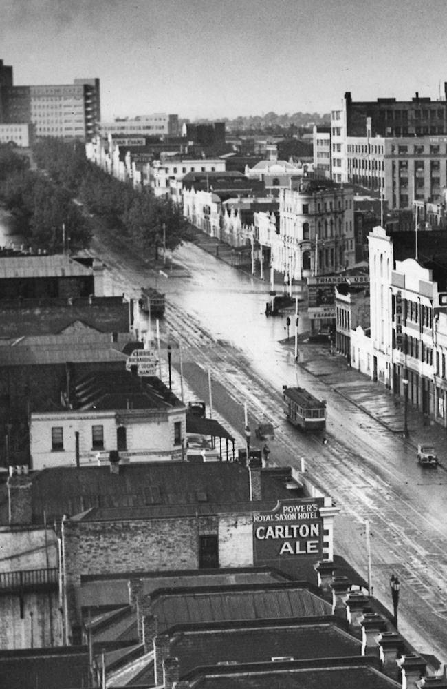 A storm caused flash flooding on Elizabeth Street in 1947. Picture: HWT Library.