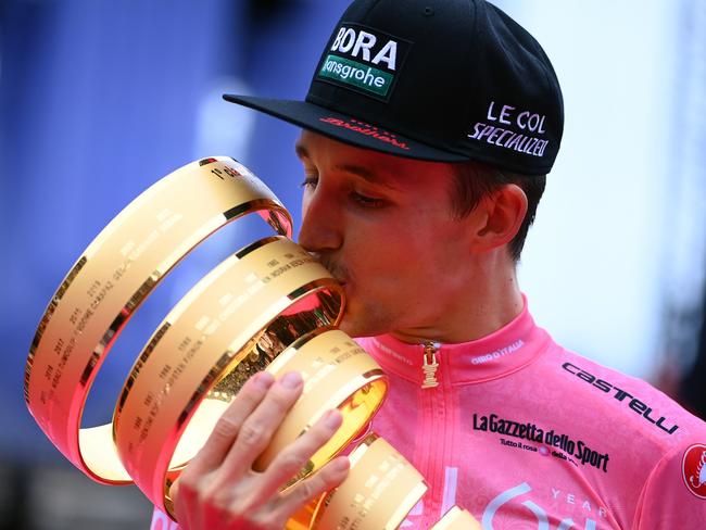 VERONA, ITALY - MAY 29: Jai Hindley of Australia and Team Bora - Hansgrohe Pink Leader Jersey celebrates at podium with the Trofeo Senza Fine as overall race winner during the 105th Giro d'Italia 2022, Stage 21 a 17,4km individual time trial stage from Verona to Verona / ITT / #Giro / #WorldTour / on May 29, 2022 in Verona, Italy. (Photo by Tim de Waele/Getty Images)