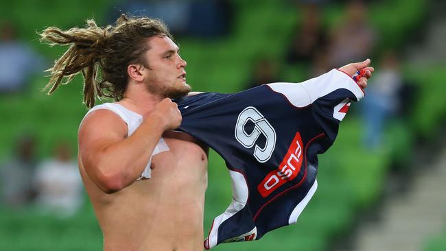 Jordy Reid of the Rebels puts on his top.