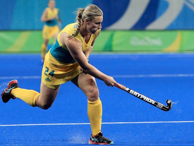 RIO DE JANEIRO, BRAZIL - AUGUST 11: Mariah Williams #24 of Australia attempts a pass during a Women's Preliminary Pool B match Argentina at the Olympic Hockey Centre on August 11, 2016 in Rio de Janeiro, Brazil. (Photo by Sam Greenwood/Getty Images)