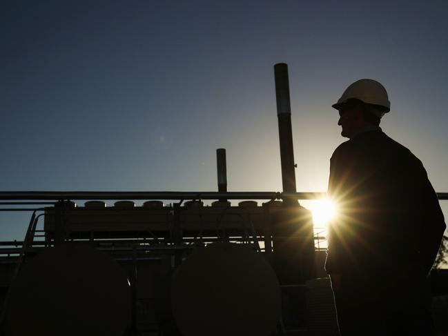 A Santos Ltd. operator looks on at the company's Wilga Park power station in Narrabri, Australia, on Thursday, May 25, 2017. A decade after the shale revolution transformed the U.S. energy landscape, Australia — poised to overtake Qatar as the world’s biggest exporter of liquefied natural gas — is experiencing its own quandary over natural gas. Photographer: Brendon Thorne/Bloomberg