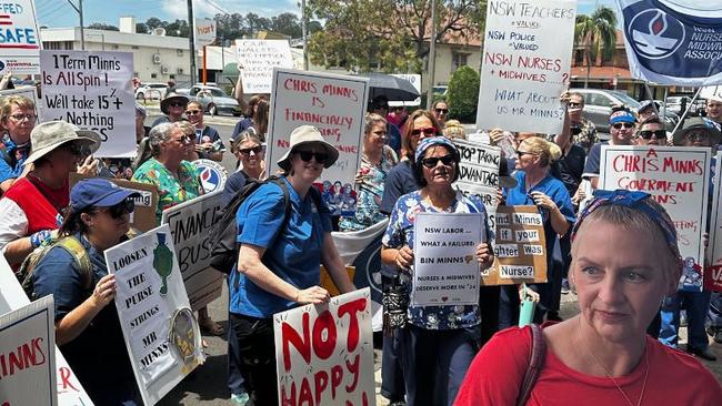 More than 200 nurses and midwives gathered outside State Labor MP Janelle Saffin’s office in Lismore today calling on the state government to honour a fair pay rise to keep NSW competitive with the rest of the country and to stop the exodus of healthcare staff from Northern NSW.