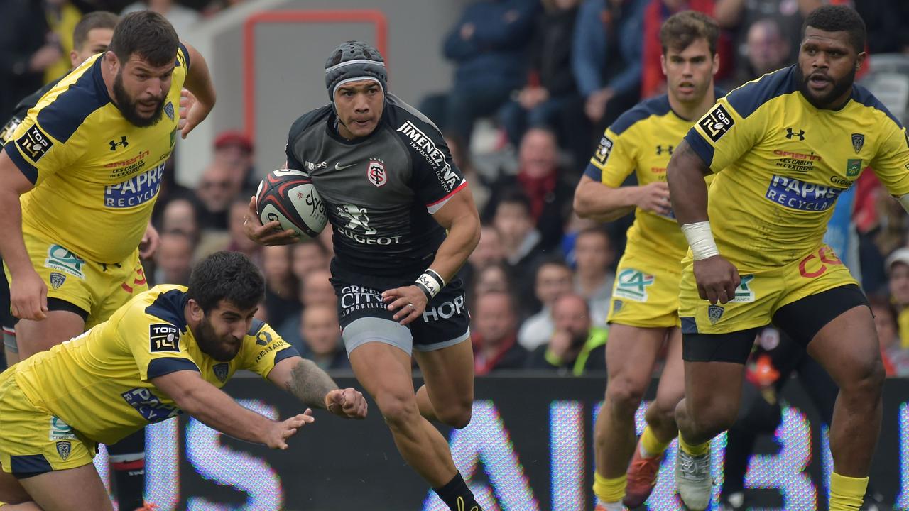 Toulouse’s South African winger Cheslin Kolbe runs to score a try at the Municipale Stadium.