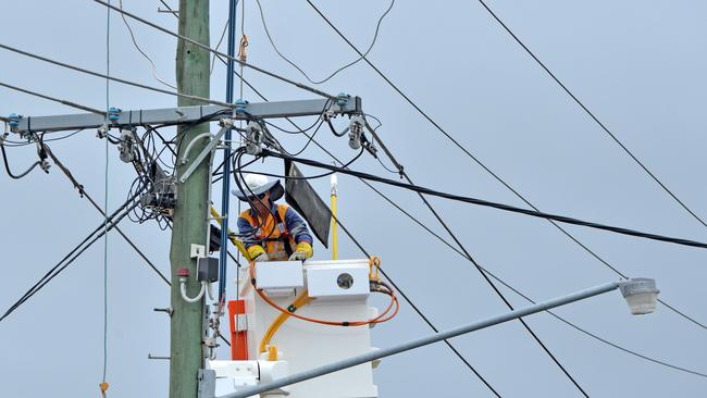 Almost half a million homes and businesses in Queensland and northern NSW lost power after a fire at Callide Power Station on Tuesday afternoon.