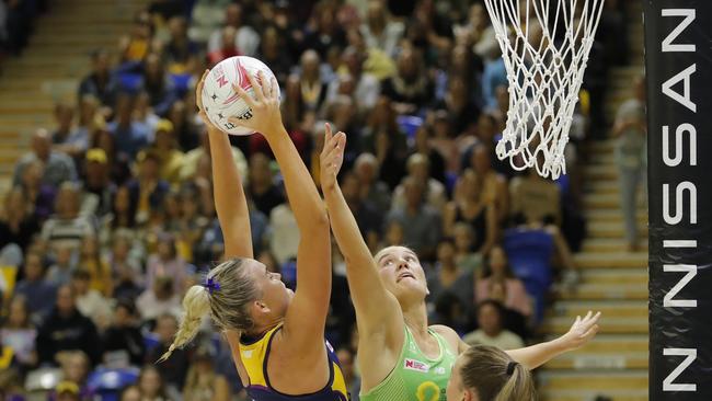 Reilley Batcheldor (L) of the Lightning tries to shoot past Courtney Bruce (R) of the Fever during the round nine on May 14, 2022, in Sunshine Coast. Photo: Getty Images