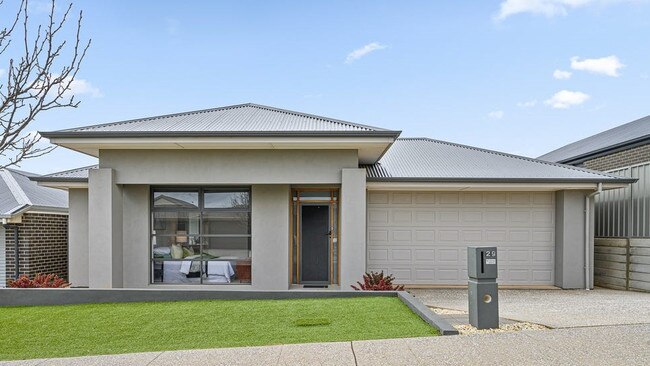 29 Observation Rd, Seaford Heights has been listed for sale.