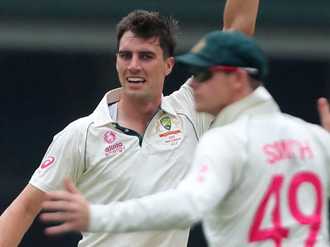 (FILES) A file photo taken on January 5, 2020 shows Australiaâs Pat Cummins (L) appealing with teammate Steve Smith (R) during the third day of the third cricket Test match between Australia and New Zealand at the Sydney Cricket Ground in Sydney. - Australia named paceman Pat Cummins as their Test captain and Steve Smith as deputy on November 26, 2021 after a sexting scandal led Tim Paine to quit the post last week, just ahead of the Ashes. (Photo by JEREMY NG / AFP) / --IMAGE RESTRICTED TO EDITORIAL USE - NO COMMERCIAL USE--