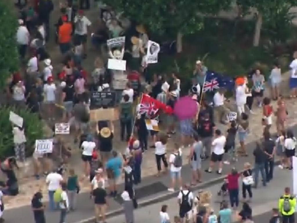 Des centaines de manifestants ont pris d'assaut les marches du siège du gouvernement du Queensland où un journaliste de Channel 7 a été maltraité par des antivaxxers.  Image : Canal 7 via NCA NewsWire