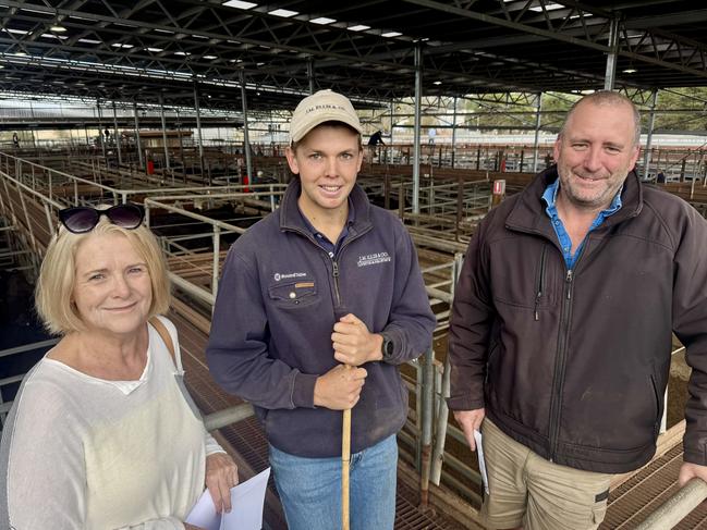 Kaye A'Vard, Back on Track coach, supported by the National Centre for Farmer Health, speaks with Henry Bensch, JM Ellis and Co and Andrew Button, SGL Hamilton about the seasonal conditions. Picture: Kate Dowler