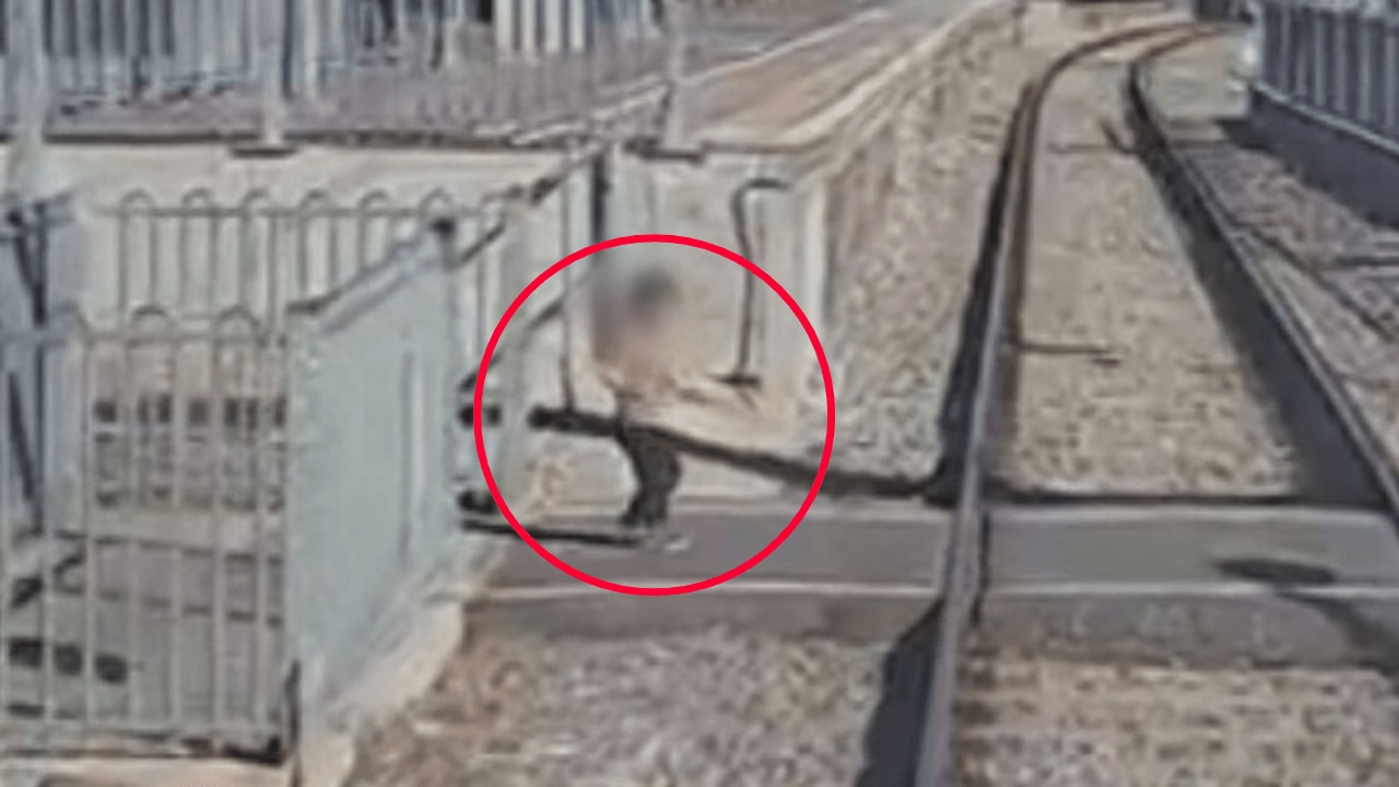 Horrifying moment Adelaide toddler aimlessly walks in front of oncoming  train | Kidspot